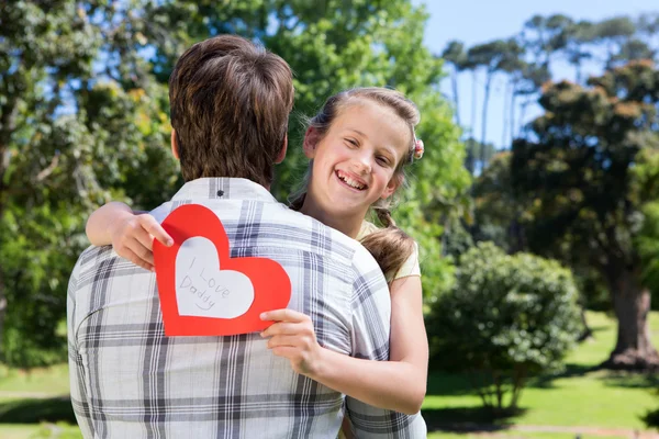 Padre e hija abrazándose en el parque — Foto de Stock