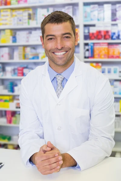 Bel farmacista sorridente alla macchina fotografica — Foto Stock