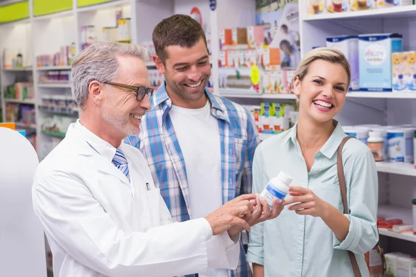 Farmacéutica y clientes sonriendo — Foto de Stock