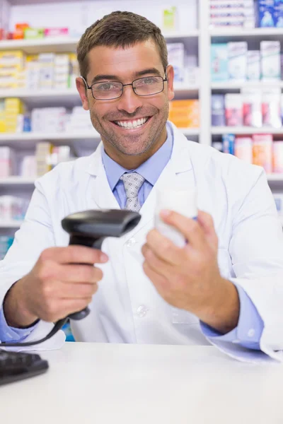 Pharmacist looking at camera — Stock Photo, Image