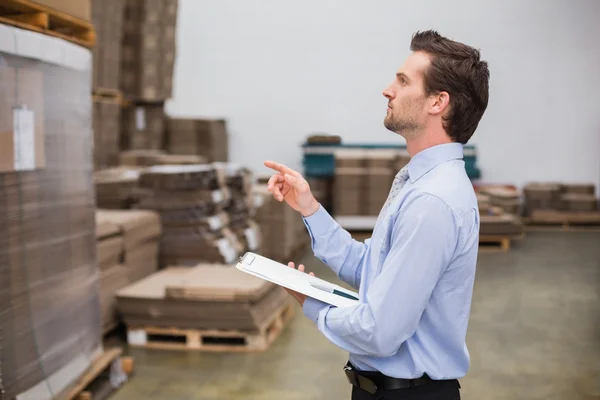 Gerente de almacén revisando su inventario — Foto de Stock