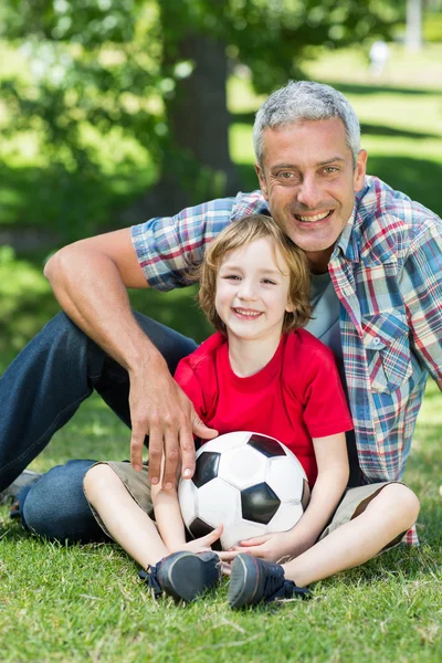 Padre con figlio al parco — Foto Stock