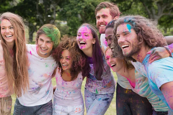 Amigos se divertindo com tinta em pó — Fotografia de Stock