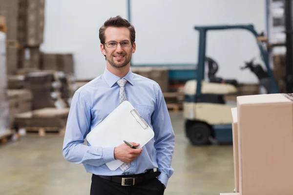 Portrait of manager holding clipboard — Stock Photo, Image