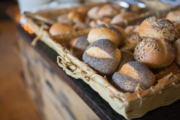 Enchimento de cesta com pão delicioso — Fotografia de Stock