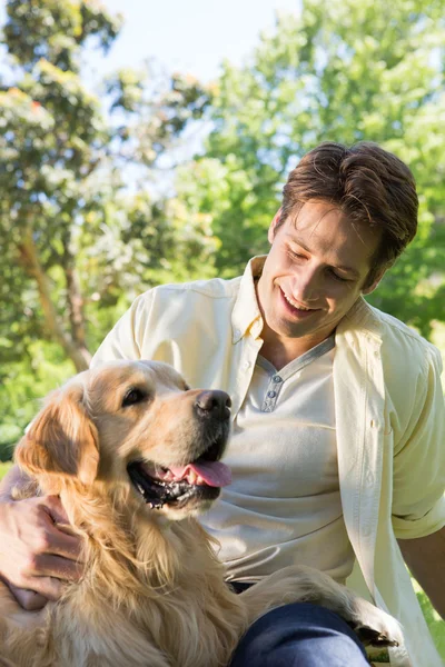 Park evde beslenen hayvan köpeğiyle mutlu adam — Stok fotoğraf