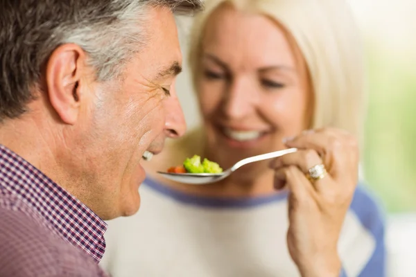 Äldre par Tillaga måltider tillsammans — Stockfoto