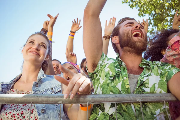 Junge Leute singen begeistert mit — Stockfoto