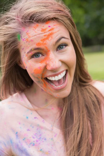 Frau hat Spaß mit Puderfarbe — Stockfoto