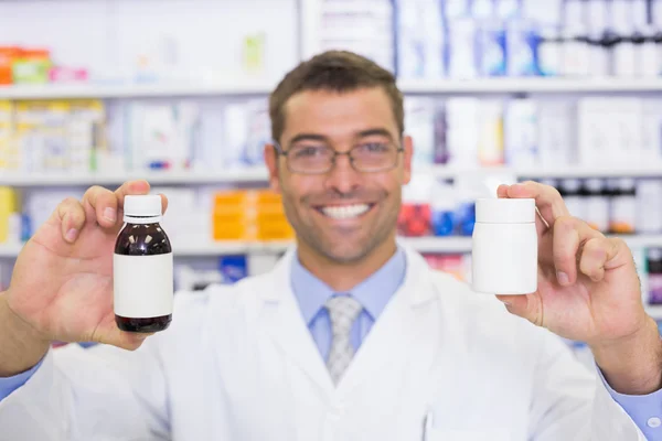 Farmacêutico mostrando frasco de medicamentos — Fotografia de Stock