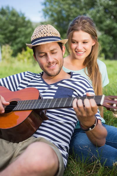 Couple mignon relaxant dans le parc — Photo