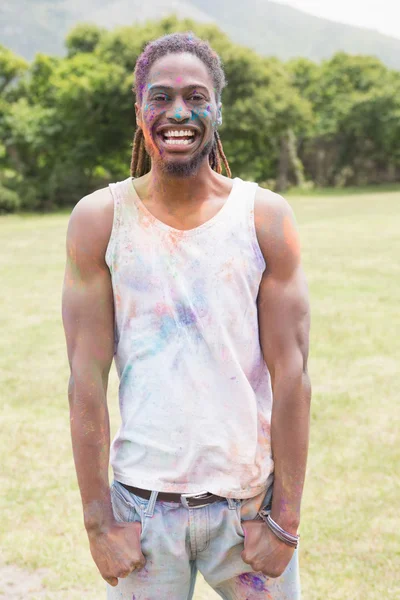 Uomo divertendosi con vernice in polvere — Foto Stock