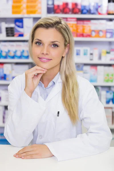 Leende farmaceut tittar på kameran — Stockfoto