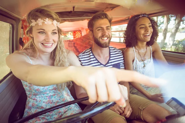 Hipster amigos en viaje por carretera — Foto de Stock