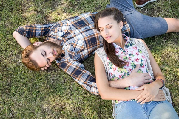 Junges Paar entspannt im Park — Stockfoto