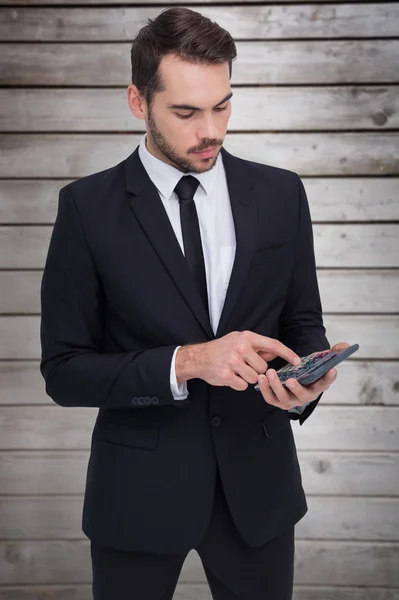 Koncentrerad affärsman i kostym med kalkylatorn — Stockfoto