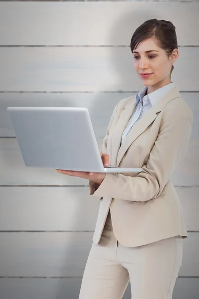 Kobieta przekonany posiadania laptopa — Zdjęcie stockowe