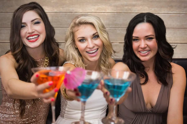 Vrienden cocktails drinken samen — Stockfoto