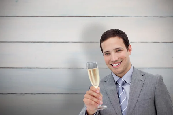 Бизнесмен пьет шампанское — стоковое фото