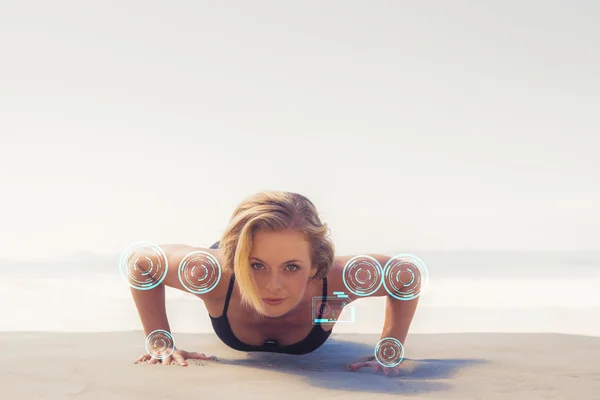 Fit blonde en position de planche sur la plage — Photo