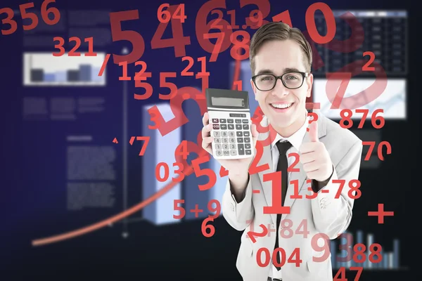 Geeky tersenyum pengusaha menunjukkan kalkulator — Stok Foto