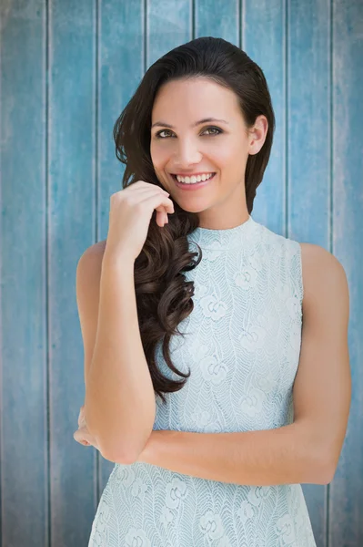 Stijlvolle brunette tegen houten planken — Stockfoto