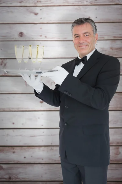Kellner hält Tablett mit Gläsern — Stockfoto