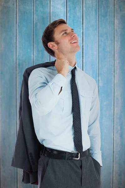 Hombre de negocios sonriente sosteniendo su chaqueta —  Fotos de Stock