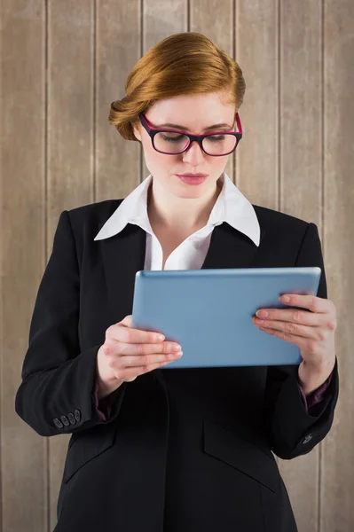 Rödhårig affärskvinna med sin TabletPC — Stockfoto