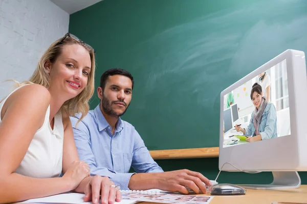 Kunstenaar iets puttend uit grafisch tablet pc — Stockfoto