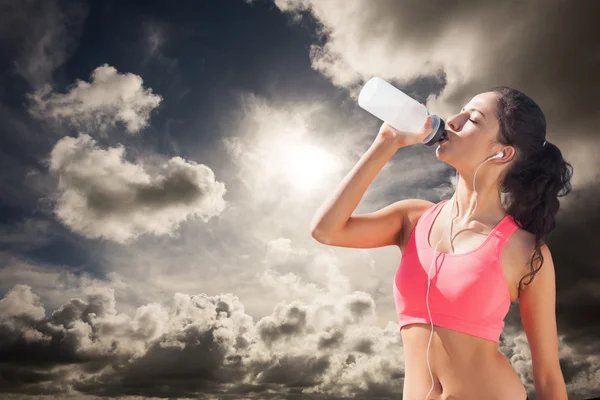 Vrouw die water drinkt — Stockfoto