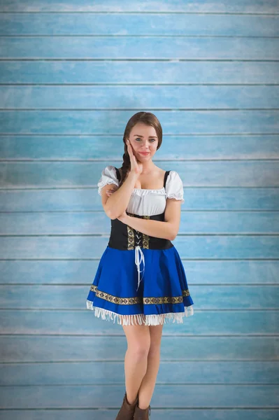 Oktoberfest-Mädchen lächelt in die Kamera — Stockfoto