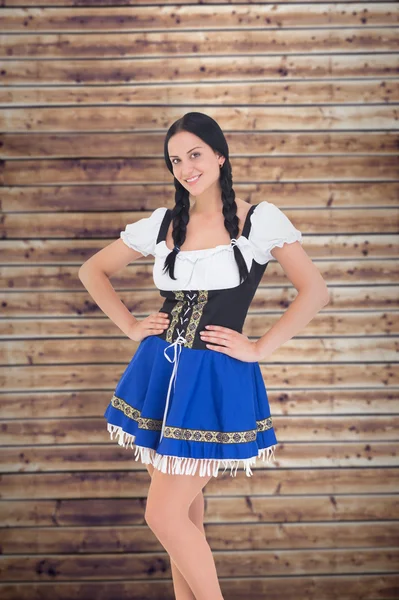 Oktoberfest flickan ler mot kameran — Stockfoto