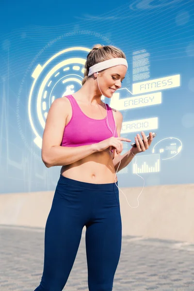 Blondin stående på strandpromenaden mot fitness-gränssnittet — Stockfoto