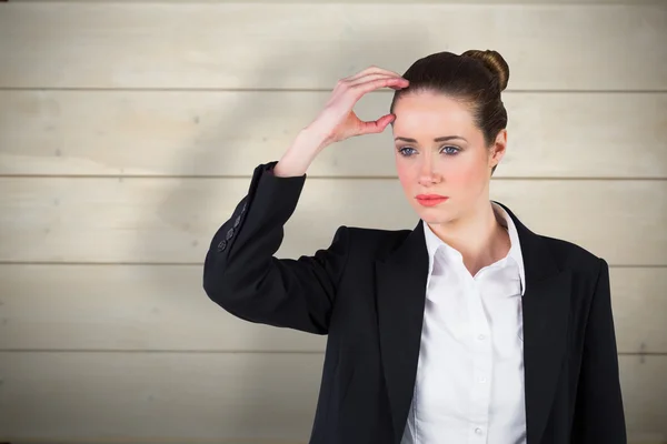 Mujer de negocios pensando y tocando la cabeza — Foto de Stock