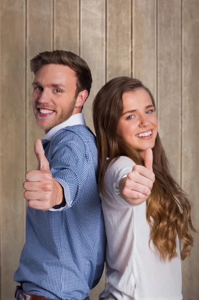 Jong koppel gebaren duimschroef opwaarts — Stockfoto