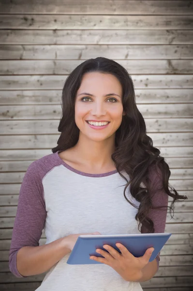 Brünette mit Tablet-PC — Stockfoto