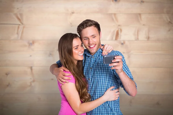Couple prenant selfie avec smartphone — Photo
