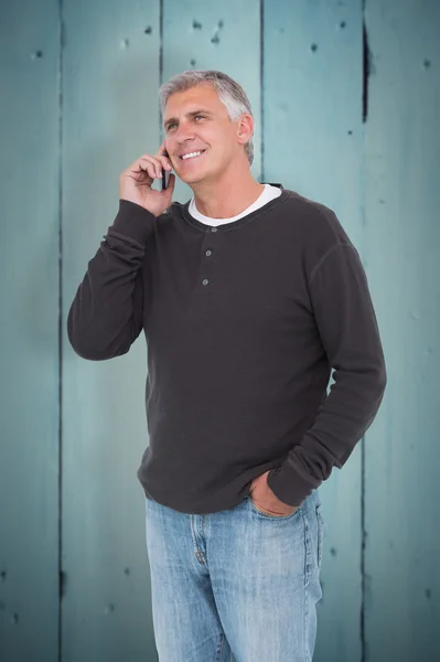 Příležitostné muž na telefonu — Stock fotografie