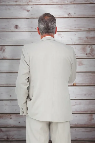 Denken zakenman tegen houten planken — Stockfoto