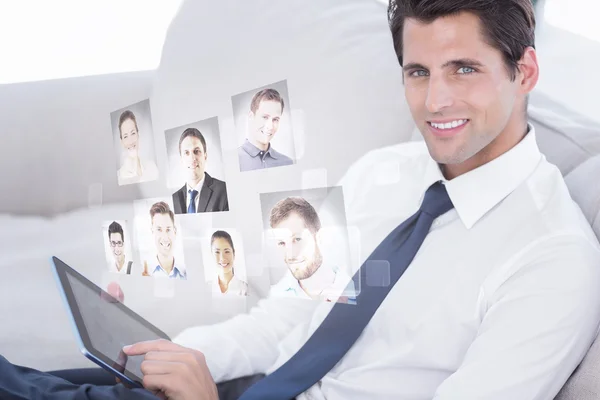 Uśmiechający się biznesmen za pomocą cyfrowego tabletu — Zdjęcie stockowe