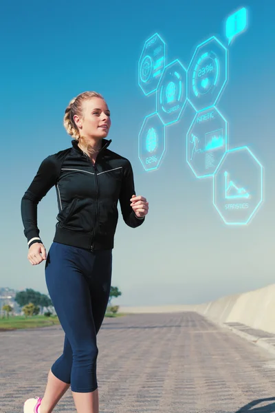 Fitte Blondine joggt auf dem Pier — Stockfoto