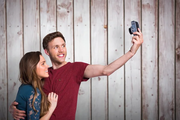 Pareja tomando selfie con cámara digital — Foto de Stock