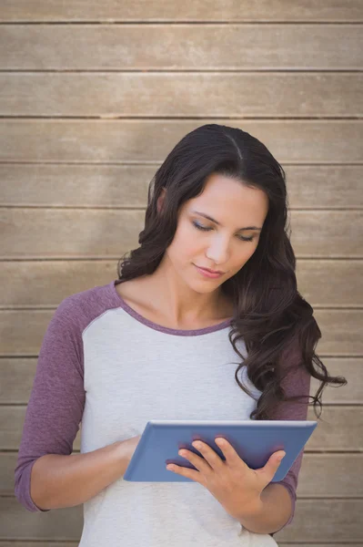 Brunette using tablet pc — Stock Photo, Image