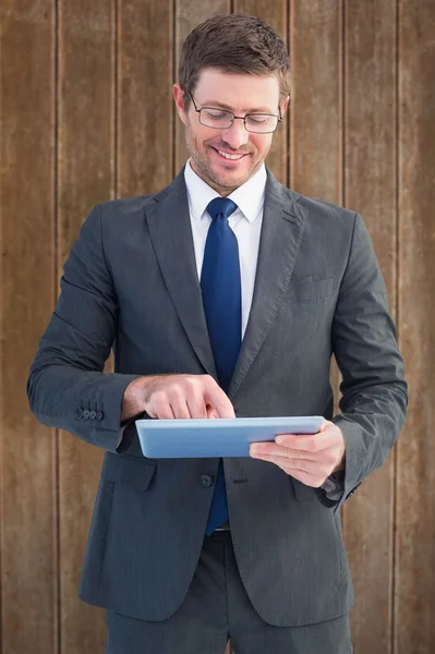 Zakenman zijn tablet pc gebruiken — Stockfoto