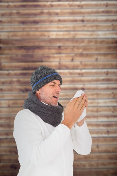 Человек в зимней моде чихает — стоковое фото