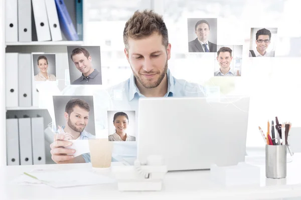 Homem feliz trabalhando em sua mesa no laptop — Fotografia de Stock