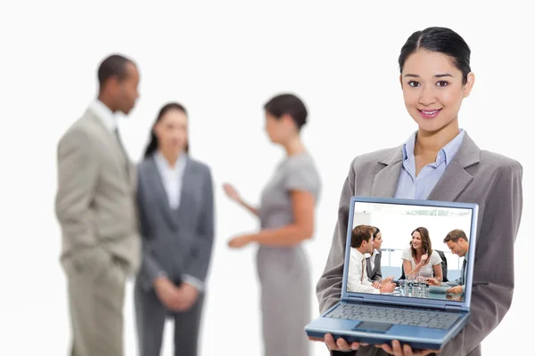 Blij zakenvrouw in gesprek met haar team — Stockfoto