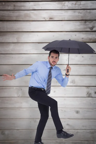 Ansioso empresario bajo paraguas equilibrio —  Fotos de Stock