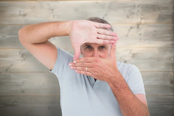 Casual man met zijn handen framing — Stockfoto